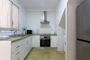 Jääkaappi, mikroaaltouuni, uuni, kahvin-/teenkeitin