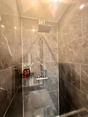 Dusche, kostenlose Toilettenartikel, Haartrockner, Handtücher