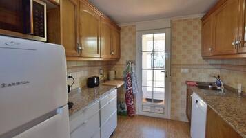 Frigorífico, microondas, horno y placa de cocina
