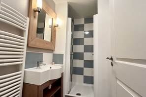 Dusche, Haartrockner, Handtücher