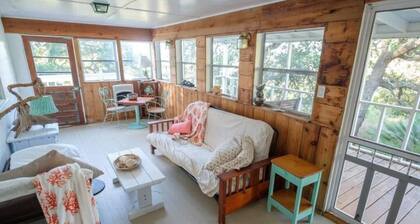 Charming Waterfront Cottage – Private Dock, Panoramic Views, and park passes!