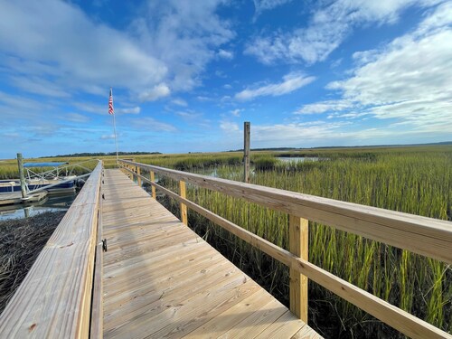 Charming Waterfront Cottage – Private Dock, Panoramic Views, and park passes!