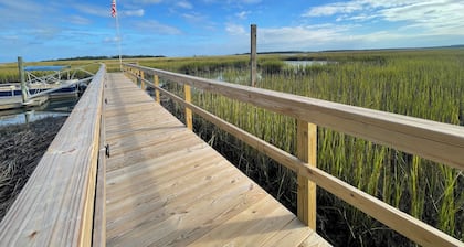 Charming Waterfront Cottage – Private Dock, Panoramic Views, and park passes!