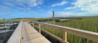 Charming Waterfront Cottage – Private Dock, Panoramic Views, and park passes!