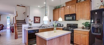 Las Vegas Home w/ Mtn Views: 13 Mi to the Strip!