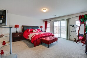 4 bedrooms, Internet, bed sheets - Las Vegas Home w/ Mtn Views: 13 Mi to the Strip! (Las Vegas)