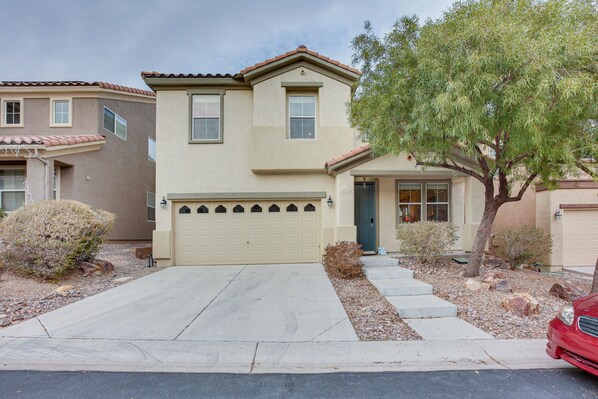 Exterior - Las Vegas Home w/ Mtn Views: 13 Mi to the Strip! (Las Vegas)