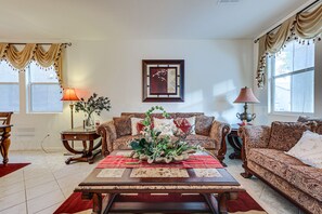 TV - Las Vegas Home w/ Mtn Views: 13 Mi to the Strip! (Las Vegas)