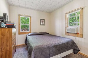 2 bedrooms, iron/ironing board, travel cot, free WiFi