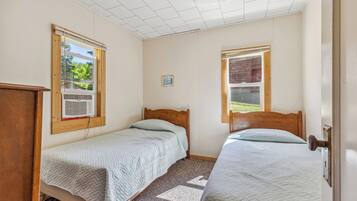 2 bedrooms, iron/ironing board, travel cot, free WiFi