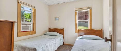 2 bedrooms, iron/ironing board, travel cot, free WiFi