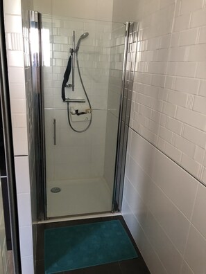 Douche, sèche-cheveux, serviettes fournies, savon
