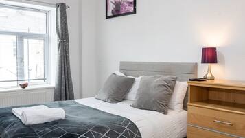 3 bedrooms, desk, iron/ironing board, WiFi (free)