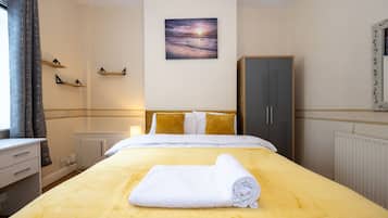 3 bedrooms, desk, free WiFi, bed sheets