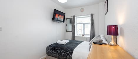 3 habitaciones, escritorio, tabla de planchar con plancha y wifi gratis