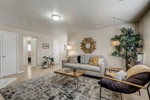Smart TV, fireplace - Stylish Capital Hill Condo (Salt Lake City)