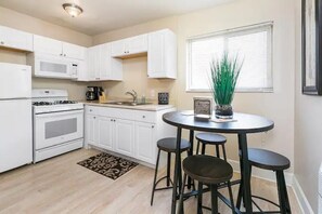 Fridge, microwave, oven, stovetop - Lovely top floor corner apt in trendy SugarHouse (Salt Lake City)