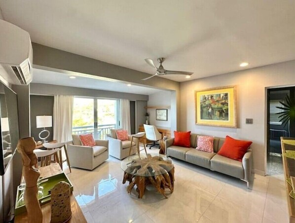 TV - Faith View Villa
 (West End)