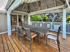 Outdoor dining - Faith View Villa
 (West End)