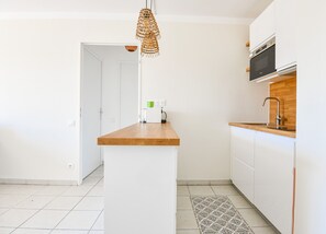 Frigorifero, microonde, piano cottura, macchina per tè/caffè