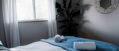 5 bedrooms, iron/ironing board, WiFi, bed sheets