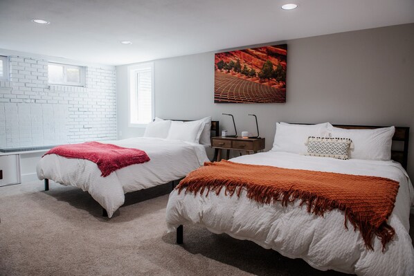 5 bedrooms, iron/ironing board, WiFi, bed sheets