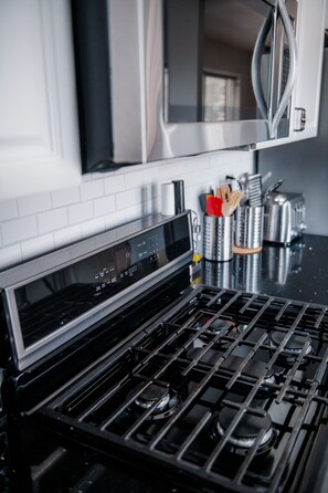 Fridge, microwave, oven, stovetop - Family Retreat for 14 near Golf course close to 
Red Rocks and Downtown Denver (Westminster)