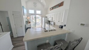 Frigorifero, microonde, forno, piano cottura