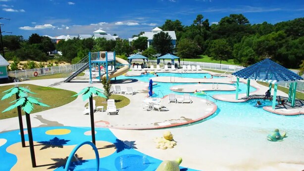 Ein Wasserpark mit mehreren Pools, Rutschen und Liegebereichen.