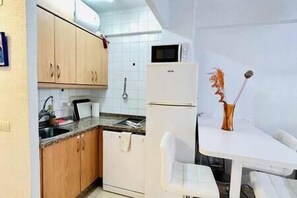 Fridge, microwave, dishwasher, coffee/tea maker