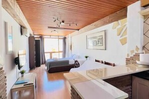 Silitysrauta/-lauta, Wi-Fi, vuodevaatteet