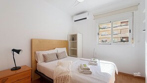 2 chambres, fer et planche à repasser, Wi-Fi, draps fournis