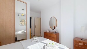 2 chambres, fer et planche à repasser, Wi-Fi, draps fournis