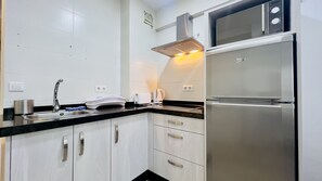 Køleskab, mikrobølgeovn, kaffe-/temaskine, brødrister