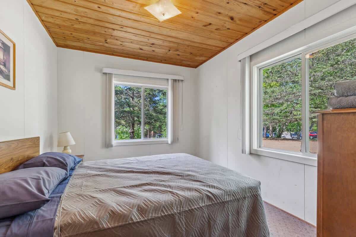 2 bedrooms, iron/ironing board, travel crib, free WiFi