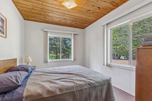2 habitaciones, tabla de planchar con plancha y cuna de viaje 