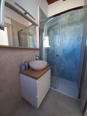 吹风机、毛巾、肥皂、卫生纸