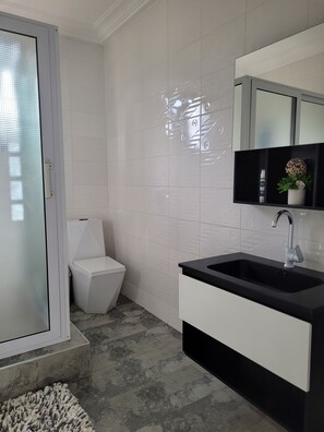 Douche, serviettes fournies, savon, papier toilette