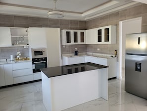 Kjøleskap, mikrobølgeovn, kokeplater og vannkoker