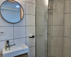 Shower, hair dryer, towels, soap - 3 level house & Rooftop Terrace! Central location in Medellin in gated community (Medellín)