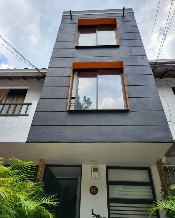 Exterior detail - 3 level house & Rooftop Terrace! Central location in Medellin in gated community (Medellín)