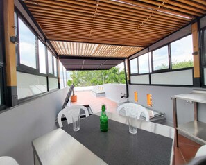 Outdoor dining - 3 level house & Rooftop Terrace! Central location in Medellin in gated community (Medellín)