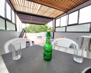 Outdoor dining - 3 level house & Rooftop Terrace! Central location in Medellin in gated community (Medellín)