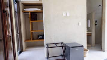 高級寢具、羽絨被、房內夾萬、熨斗/熨衫板