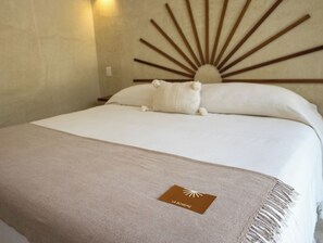 Superior tweepersoonskamer, balkon | Luxe beddengoed, donsdekens, een kluis op de kamer