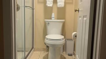 Douche, sĂšche-cheveux, serviettes fournies, savon