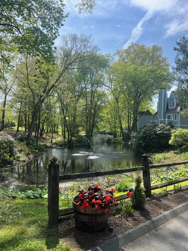 Cozy newly renovated condo, in Norwich, CT. 3 mins from Mohegan Sun Casino.