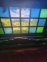 Una ventana con paneles de vidrio de colores.