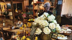 Una mesa de buffet con una variedad de alimentos, como frutas, quesos y carnes.