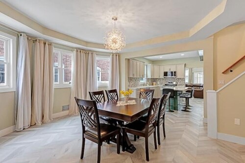 Stylish 3 Bedroom 3 Full Bathrooms Near Lake Erie